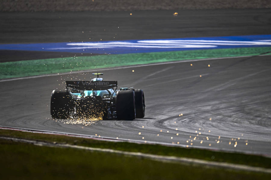 阿斯顿马丁鏖战法拉利，汉密尔顿惊艳四座