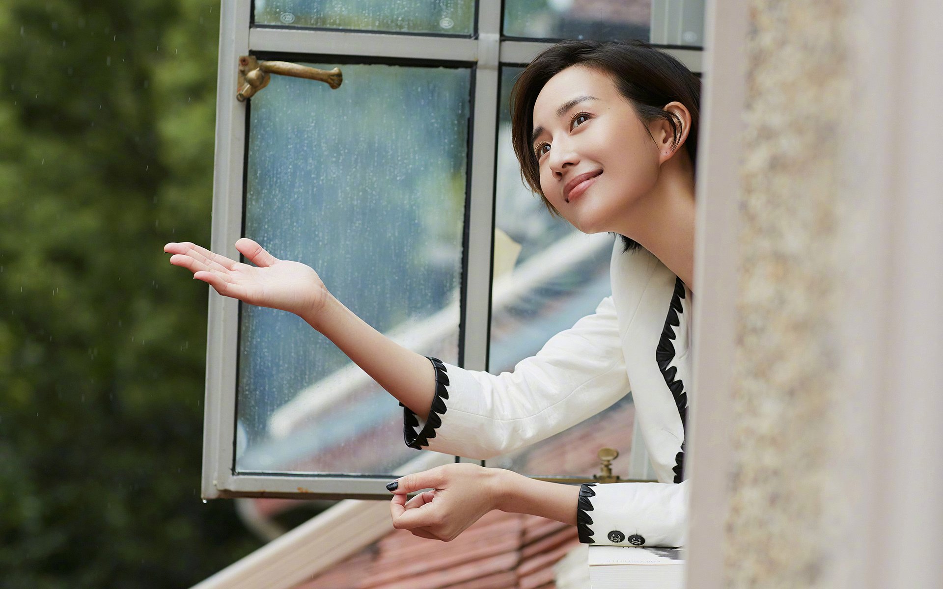 看，那夜寒光迸裂，当爵士的狂想曲遇上深圳铁壁，一双浓眉如何撕碎所有质疑