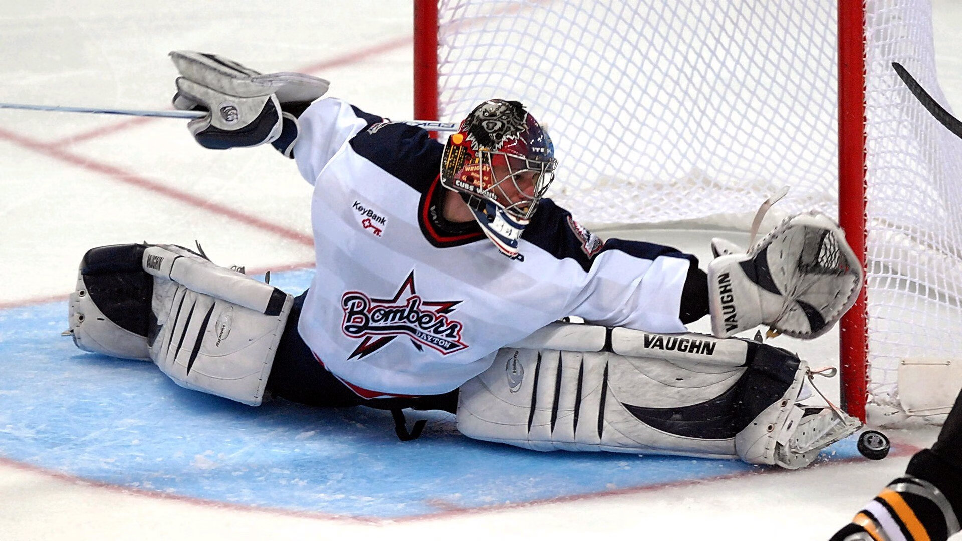 东方绿茵场上的独舞,莱万以一敌众撕裂蓝军防线