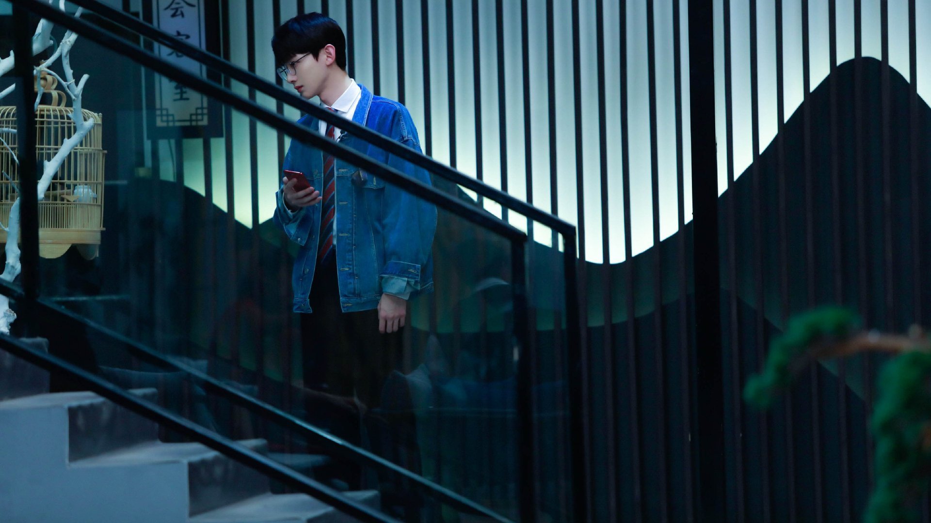 东方绿茵场上的独舞,莱万以一敌众撕裂蓝军防线